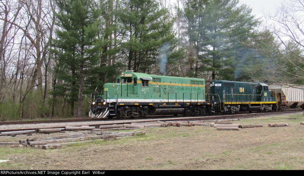 Ohio South Central Railroad (OSCR) 4537 & 104